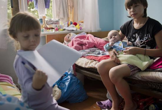 Bēgļu bērno no Ukrainas pilsētas Slovjanskas atraduši patvērumu Sņižnē. Foto: AFP/LETA