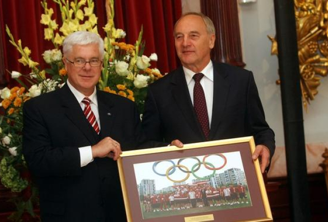 Tradicionāls foto ar sportistiem - prezidents Andris Bērziņš un LOK vadītājs Aldons Vrubļevskis. Foto: Edijs Pālens, LETA