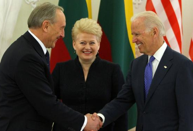 Džo Baidens (no labās) tiekas ar Latvijas prezidentu Andri Bērziņu un Lietuvas valsts galvu Daļu Grībauskaiti. Foto: AFP/LETA