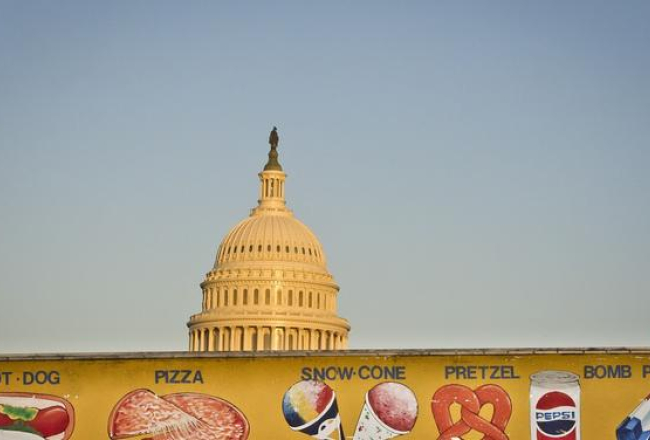 ASV Kongresa ēka aiz pārtikas reklāmas. Foto: AFP/LETA