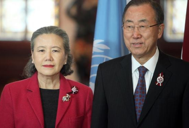 Apvienoto Nāciju Organizācijas (ANO) ģenerālsekretārs Bans Kimūns un ANO ģenerālsekretāra kundze Bana Sūn-Teka tikšanās laikā ar Valsts prezidentu Melngalvju namā. Foto: Edijs Pālens, LETA