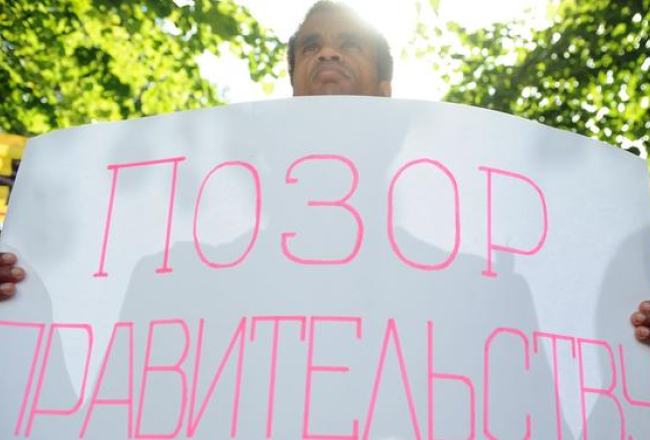 Paradoksāli - nacionālboļševiku aktīvists Beness Aijo augustā piedalās Latvijas Krievu savienības protesta akcijā pret Latvijas ārpolitiskajiem lēmumiem, kas veicinājuši sankciju ieviešanu no Krievijas puses, iepretīm Ārlietu ministrijai. Foto: Edijs Pālens, LETA