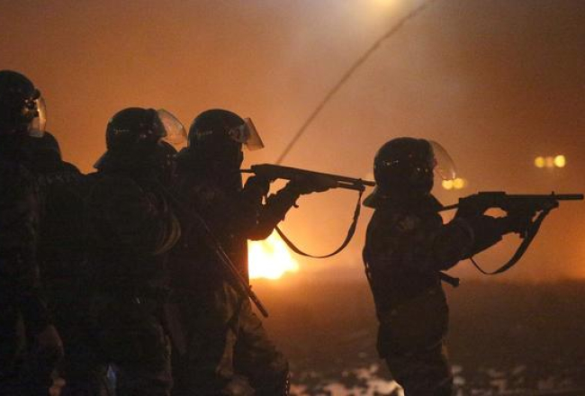 20.februāris. "Berkut" šauj uz demonstrantiem. Foto: ITAR-TASS/LETA