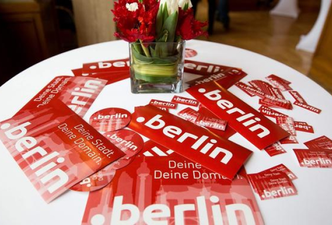 Reklāmas lapiņas ar domēnu .berlin. Foto: AFP/LETA