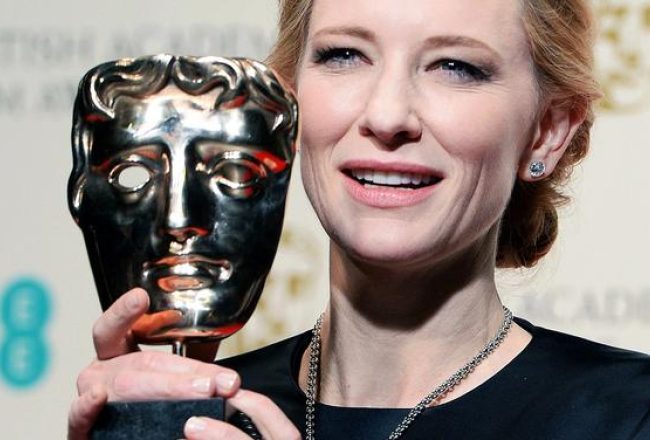 Austrāliešu aktrise Keita Blanšeta pozē ar saņemto BAFTA balvu labākās aktrises kategorijā par lomu filmā "Blue Jasmine". Foto: EPA/LETA
