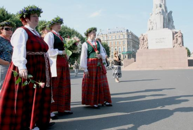Pie Brīvības pieminekļa. Foto: Kaspars Krafts, F64