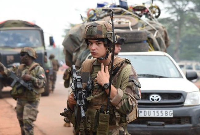 Franču karavīru konvojs pavada kolonu Centrālāfrikas Republikā, Bangui. Foto: AFP/LETA