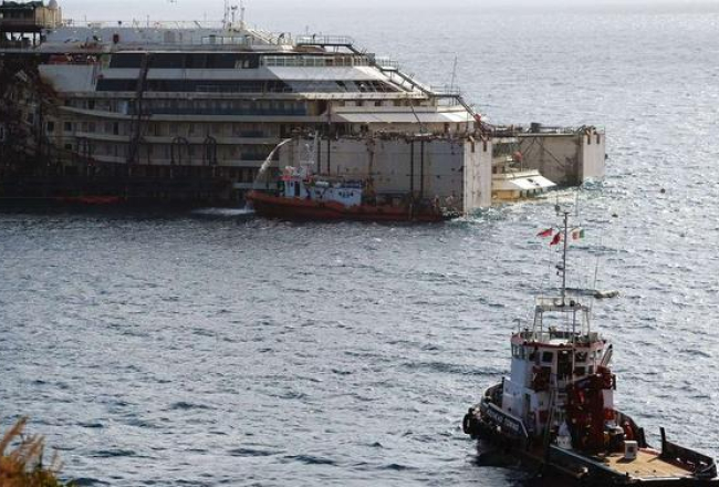 ''Costa Concordia'' izcelta peldus stāvoklī. Foto: AFP-LETA