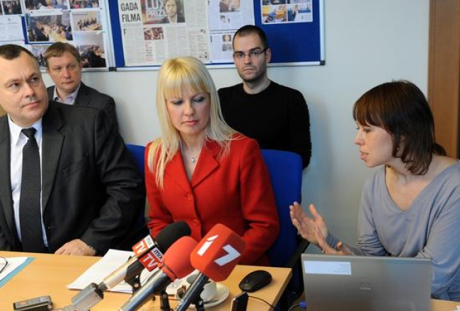 Centrālās vēlēšanu komisijas priekšsēdētājs Arnis Cimdars (no kreisās), KNAB Politisko organizāciju finansēšanas kontroles nodaļas vadītāja Inga Jaunskunga un Eiropas Parlamenta Informācijas biroja Latvijā vadītāja vietas izpildītāja Marta Rībele piedalās preses konferencē. Foto: Ieva Čīka, LETA
