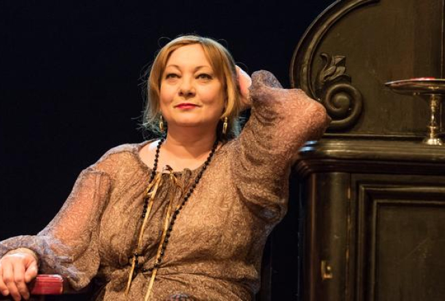 Indra Briķe izrādē "Dieva indes un velna zāles". Foto - Gunārs Janaitis