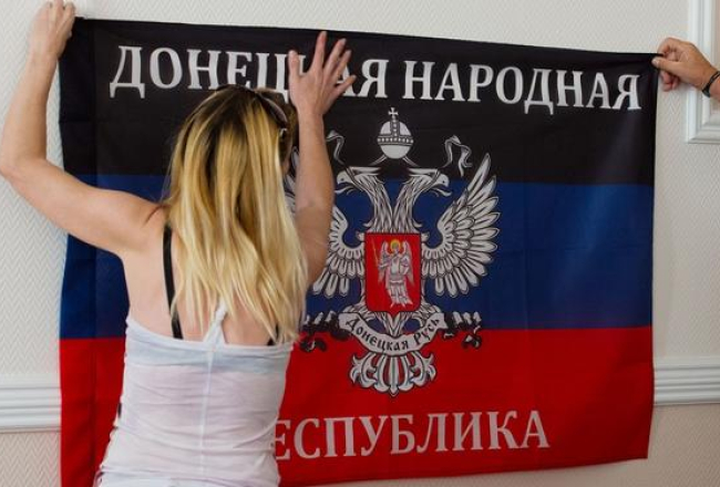 Pašpasludinātās Doņeckas republikas karogs. Foto: AFP/LETA