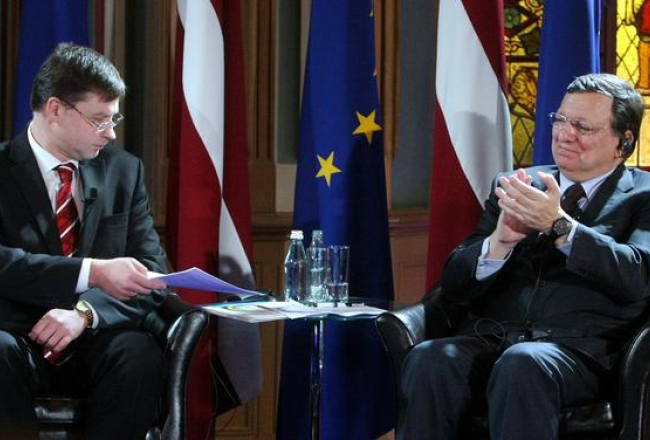 Valdis Dombrovskis (no kreisās) un Eiropas Komisijas priekšsēdētājs Žozē Manuels Barrozu piedalās svinīgajā pasākumā par godu eiro ieviešanai Latvijā. Foto: Edijs Pālens, LETA