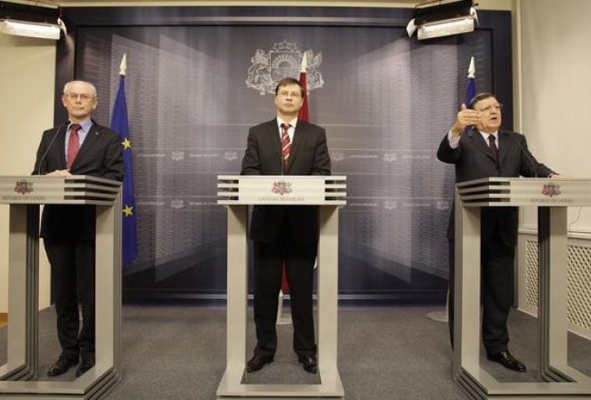 Ministru prezidents Valdis Dombrovskis (centrā) tikšanās laikā ar Hermani van Rompeju un Žozē Manuelu Barrozu. Foto no Valsts kancelejas