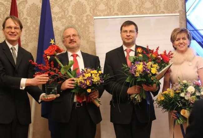 Eiropas gada cilvēka balvas saņemšanas ceremonijā - Andris Gobiņš (no kreisās), Egils Levits, Valdis Dombrovskis un Inese Vaidere. Publicitātes foto