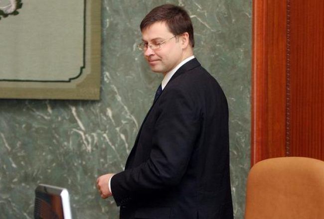 Valdis Dombrovskis vēl pie premjera galda. Foto: Edijs Pālens, LETA