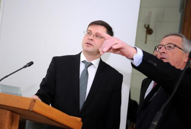 Bijušais Ministru prezidents Valdis Dombrovskis (no kreisās) un Eiropas Komisijas priekšsēdētāja amata kandidāts Žans Klods Junkers šogad aprīlī apskata Ministu kabineta sēžu zāli pēc tikšanās ar Ministru prezidenti. Foto: Edijs Pālens, LETA