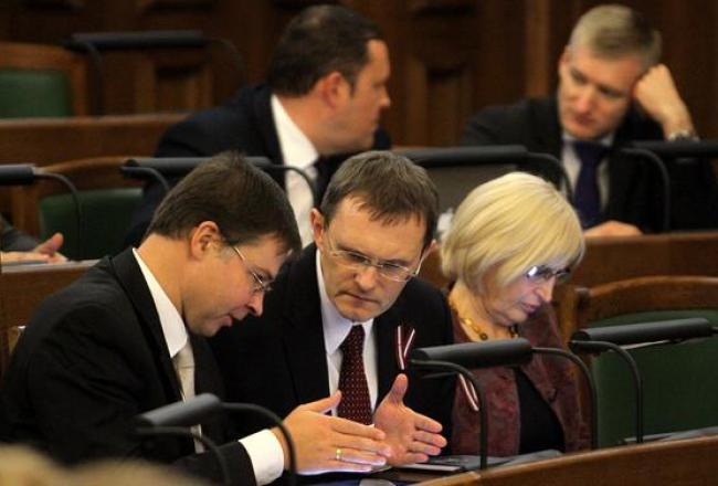 Saeimas sēdē par 2014.gada budžetu apspriežas valdības vadītājs Valdis Dombrovskis un finanšu ministrs Andris Vilks. Foto: Egons Ansbergs, F64