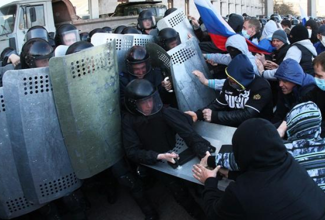 Prokrieviskie demonstranti uzbrūk Ukrainas miličiem Doņeckā. Foto: AFP/LETA