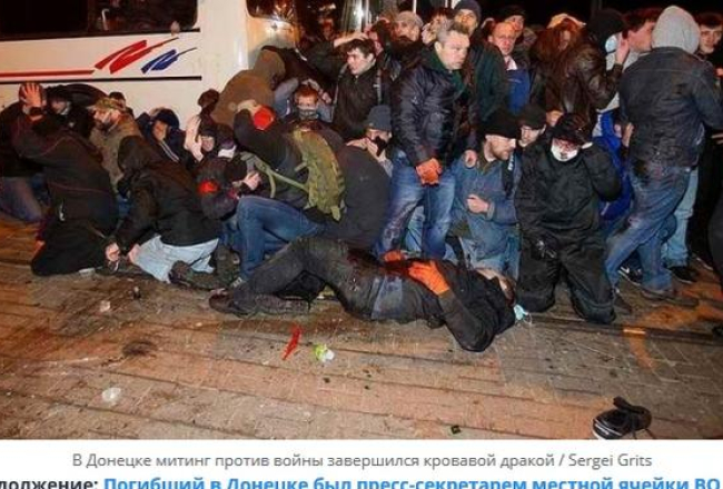 Pretkrievijas demonstranti pie autobusa nospiesti uz ceļiem. Priekšā - smagi ievainotie. Ekrānšāviņš no UNIAN