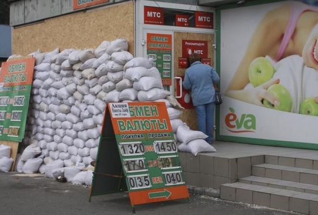 Pie valūtas maiņas punkta Doņeckā. Foto: EPA/LETA