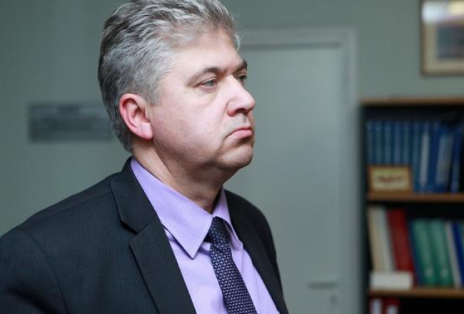 Zolitūdē sabrukušā lielveikala "Maxima" celtniecības būvuzraugs Mārtiņš Draudiņš pēc Latvijas Būvinženieru savienība komisijas sēdes, kurā nolēma apturēt septiņu Zolitūdes traģēdijā iesaistīto sertificēto būvinženieru sertifikātus. Foto: Ieva Čīka, LETA