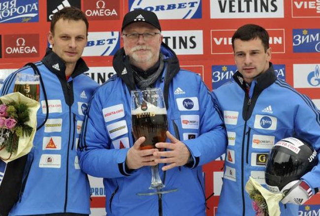 Martins Dukurs (no labās), Dainis Dukurs un Tomass Dukurs Pasaules kausa posmā skeletonā Vinterbergā Vācijā. Foto: Romāns Kokšarovs, F64