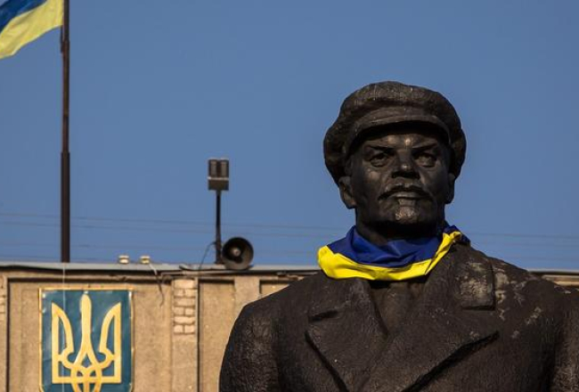 Komunistu vadoņa Ļeņina piemineklis no separātistiem brīvajā Slovjanskas daļā apvīts ar Ukrainas karogu. Foto: EPA/LETA