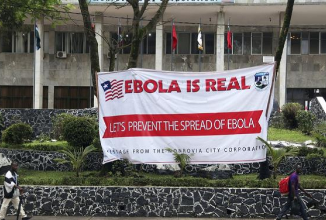 Plakāts pie Monrovijas pilsētas mērijas, kas brīdina par Ebolas vīrusu. Foto: EPA/LETA