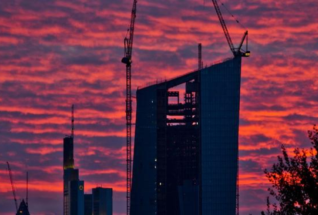Eiropas Centrālās bankas ēka pret purpura debesīm Frankfurtē pie Mainas Vācijā. Foto: EPA/LETA