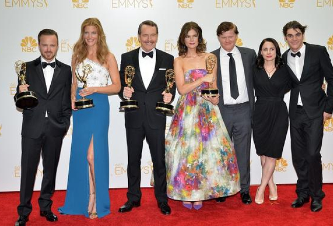Krimināltrillera "Breaking Bad" aktieri ar saņemtajām "Emmy" balvām. Foto: AFP/LETA
