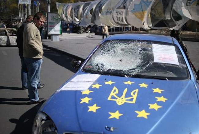 Sasista automašīna Kijevas Neatkarības laukumā. Foto: ITAR-TASS/LETA