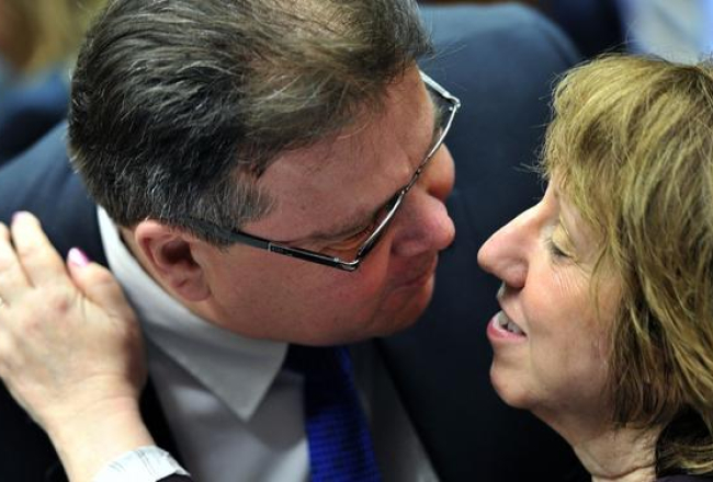 Lielie un mazie - Lietuvas ārlietu ministrs Lins Linkēvičs tiekas ar ES ārlietu augstāko pārstāvi Ketrīnu Eštoni. Foto: AFP/LETA