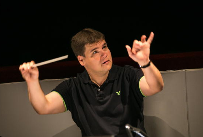 Diriģents Andris Poga mēģinājuma laikā operā. Foto Andrejs Terentjevs, F64