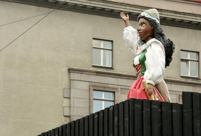 Instalācija "Pieminekļu kari". Foto - Dmitrijs Suļžics, F64