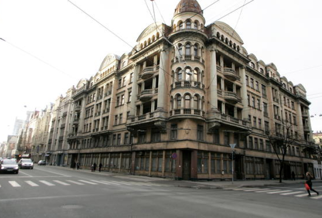 Stūra māja. Foto Emīls Desjatņikovs, F64