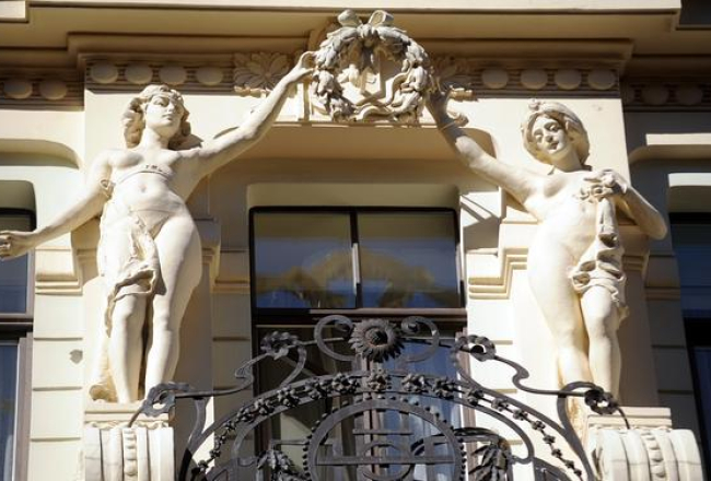 Atjaunotas skulptūras ēkas fasādē Rīgā. Foto: Edijs Pālens, LETA