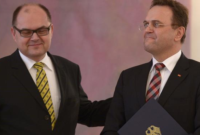 Vācijas zemkopības ministrs Kristians Štolcs (no kreisās) un viņa priekštecis Hanss Pēters Frīdrihs. Foto: AFP/LETA