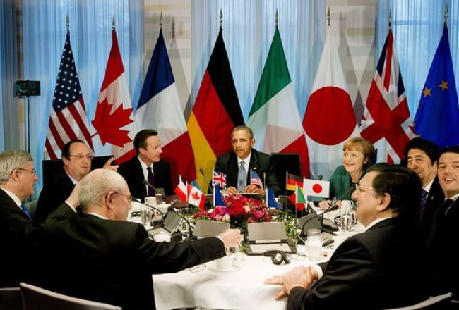 G7 valstu vadītāju samitā - ASV prezidents Baraks Obama (centrā), pa kreisi viņam sēž britu premjerministrs Deivids Kamerons, pa labi - Vācijas kanclere Angela Merkele. Foto: AFP/LETA