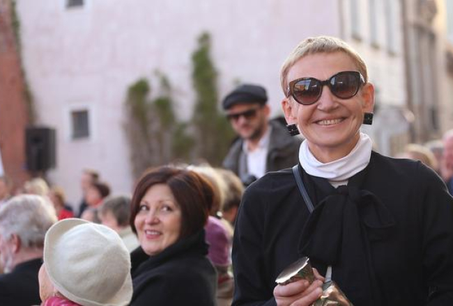 Arhitekte Zaiga Gaile ar balvu. Foto: Evija Trifanova, LETA