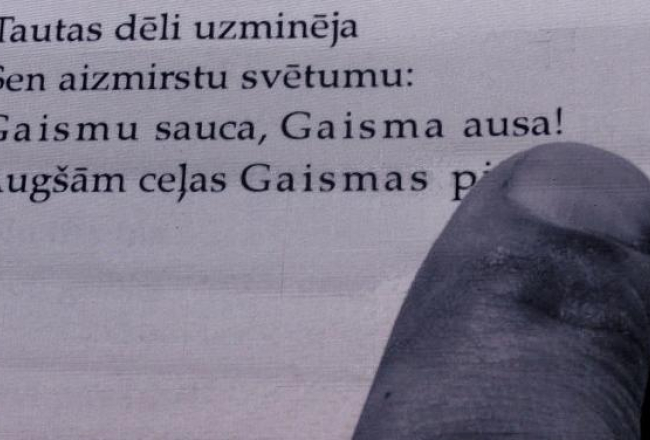 "Salasīšanās" pasākumā jaunās Latvijas Nacionālās bibliotēkas ēkas "Gaismas pils" atklāšanas laikā klātesošie dziedāja pazīstamas latviešu komponistu dziesmas ar latviešu dzejnieku vārdiem. Noslēgumā skanēja Jāzepa Vītola dziesma "Gaismas pils". Foto: Evija Trifanova, LETA