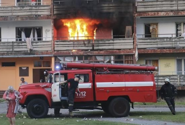 Gāzes eksplozījā cietušais nams Liepājā. Foto no portāla liepajniekiem.lv