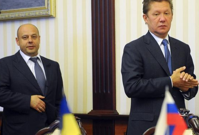 Ukrainas enerģētikas ministrs Jurijs Prodans (no kreisās) un "Gazprom" vadītājs Aleksejs Millers ierodas uz sarunām. Foto: EPA/LETA