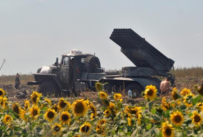 Ukrainas armijas raķešu palaišanas iekārta "Grad" laukā pie valsts austrumu pilsētas Severskas. Foto: AFP/LETA