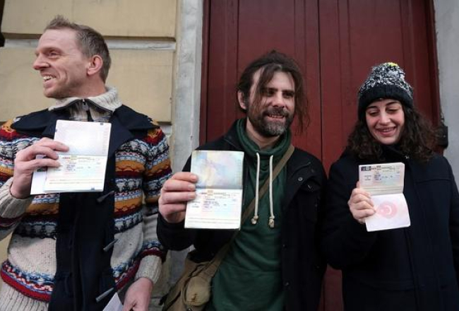 “Greenpeace International” aktīvisti priecājas Sanktpēterburgā, saņēmuši Krievijas imigrācijas dienesta atļaujas izceļot no valsts. Foto: AFP/LETA