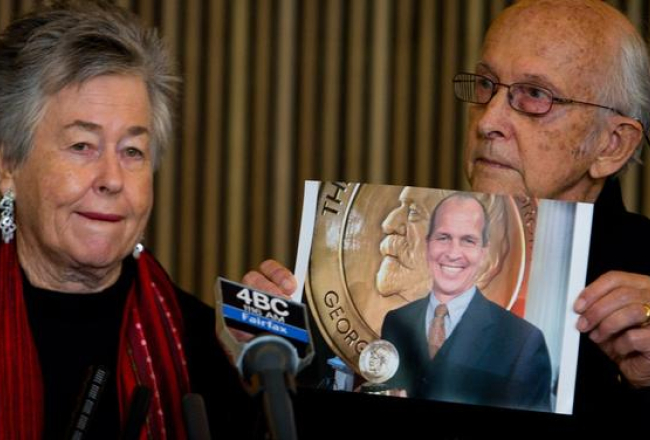Žurnālista Pētera Grestes vecāki Juris Greste (no labās) un māte Loisa preses konferencē. Foto: AFP/LETA