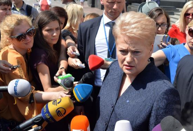 Lietuvas prezidente Daļa Grībauskaite atbild uz žurnālistu jautājumiem pēc Ukrainas prezidenta Petro Porošenko inaugurācijas. Foto: AFP/LETA