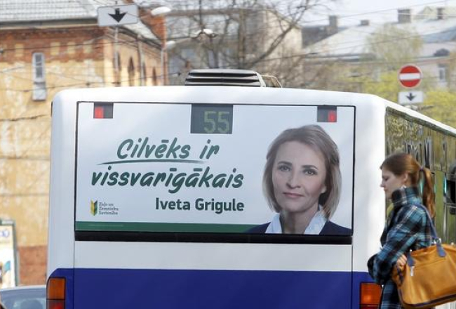 Ivetas Grigules reklāmas pirmsvēlēšanu laikā atradās uz Rīgas transporta līdzekļiem. Foto: Kaspars Krafts, F64