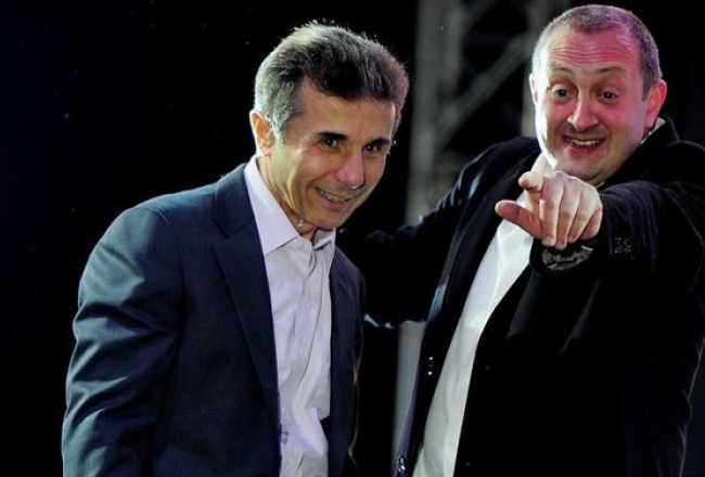 Giorgijs Margvelašvili (pa labi) kopā ar Gruzijas premjerministru Bidzinu Ivanišvili priekšvēlēšanu vakarā. Foto: ITAR-TASS/LETA