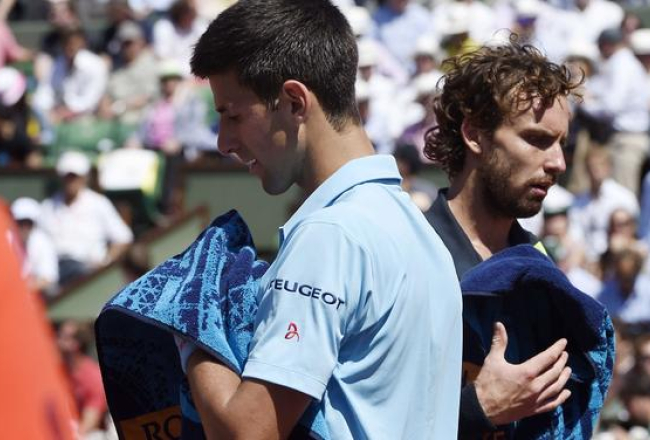 Ernests Gulbis (no labās) un Novāks Džokovičs pēc spēles. Foto: AFP/LETA