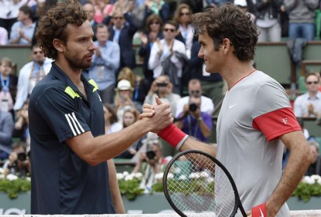 Ernests Gulbis (no kreisās) un Rodžers Federers pēc spēles. Foto: AFP/LETA